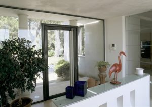 Réalisation porte moderne vitrée avec encadrement mural vitré Fabrix Habitat Poitiers