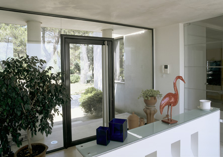 Réalisation porte moderne vitrée avec encadrement mural vitré Fabrix Habitat Poitiers